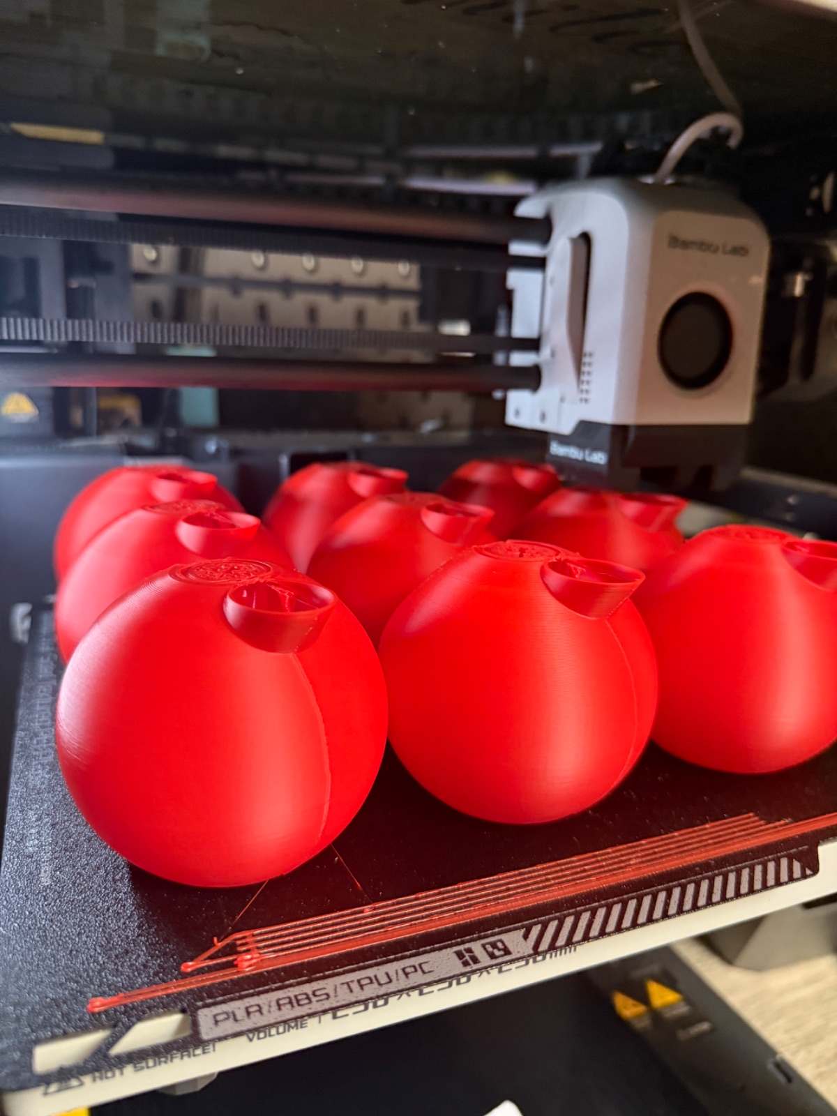 Kleinserie roter Geschenkkugeln auf dem Druckbett