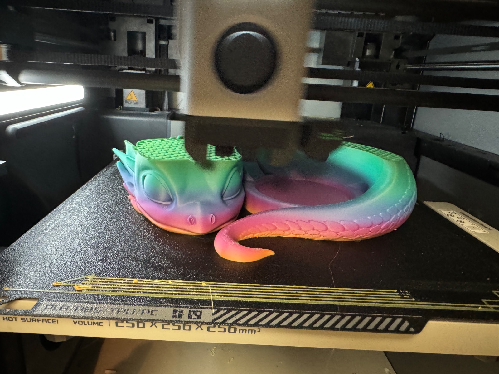 Mehrfarbige 3D-gedruckte Schlange auf dem Druckbett