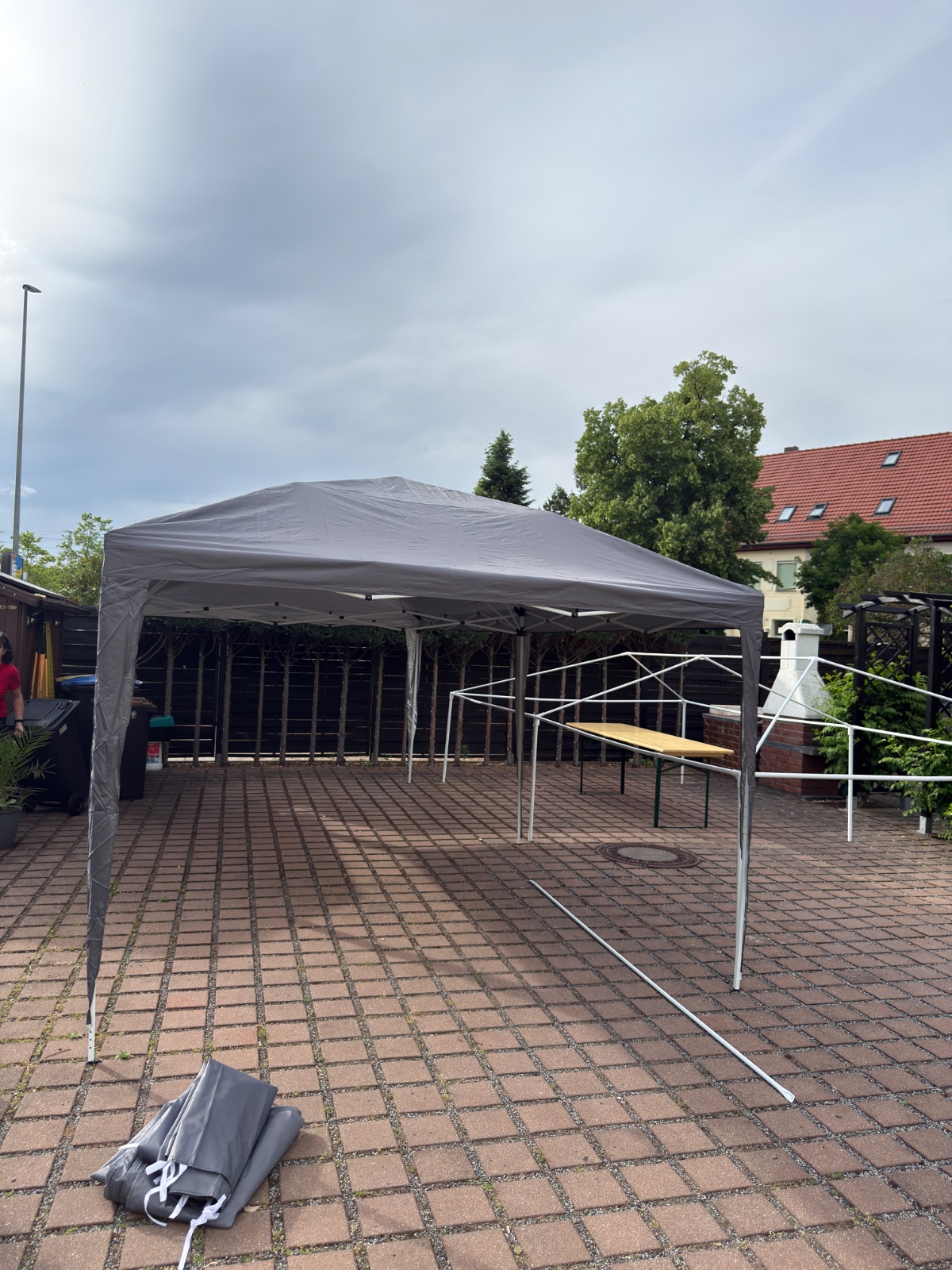 Aufgebauter Falt-Pavillon RiPixL X, 587 × 260 cm, Anthrazit