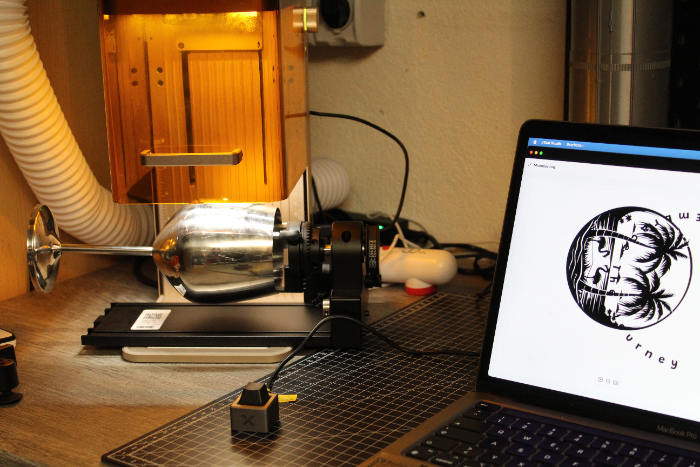 Laser-Setup mit Rotationsachse und Fräse