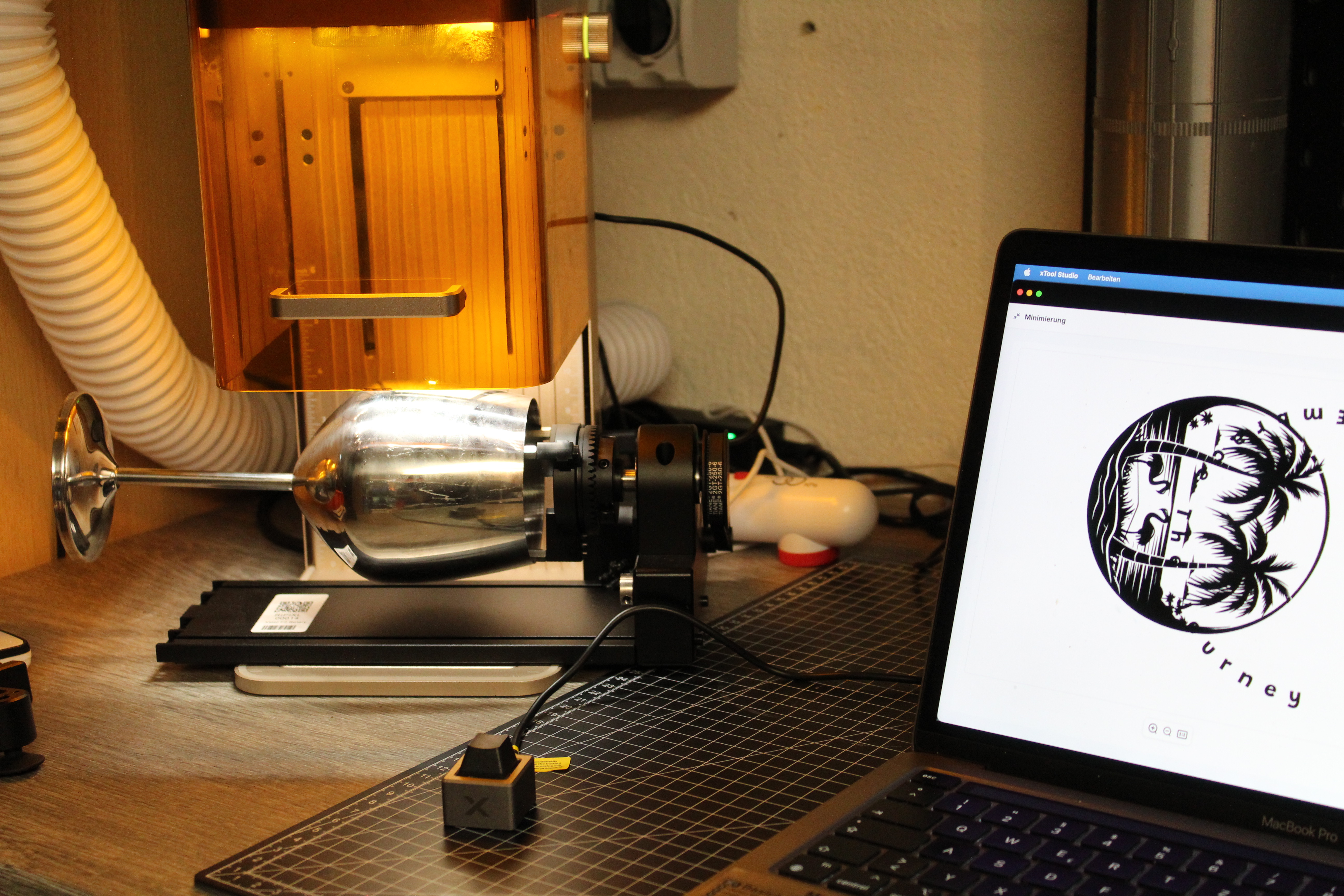 Laser-Setup mit Rotationsachse und Fräse
