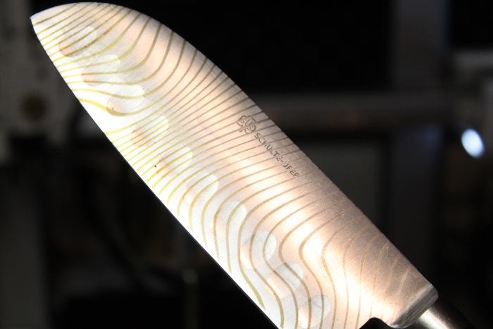 Detailaufnahme einer Messer-Gravur